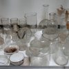 Een lot oud apothekersglaswerk, bestaande uit flesjes, schaaltjes, buisjes, enz.