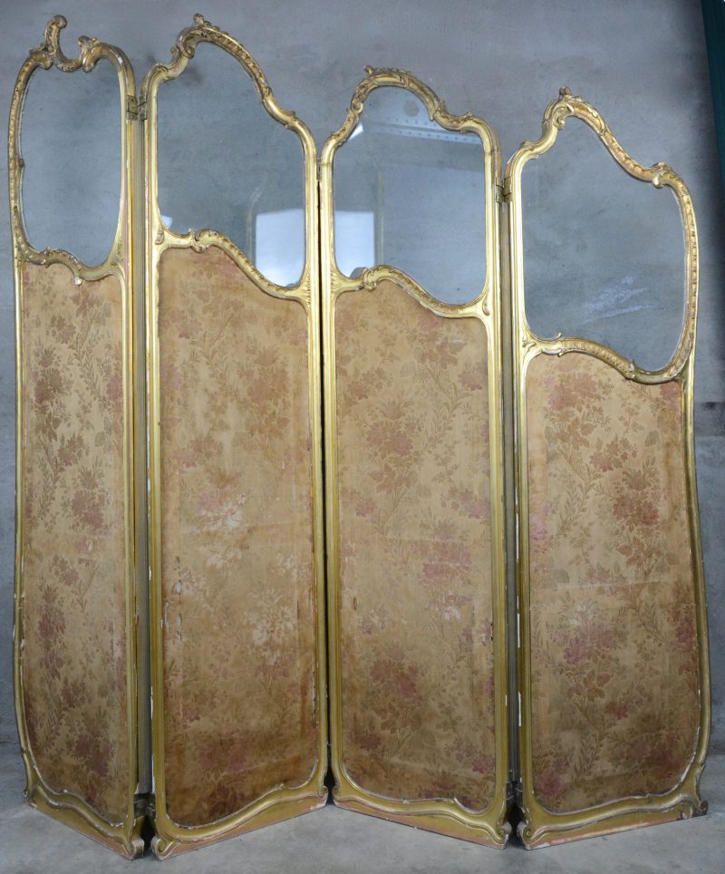 Een verguld houten kamerscherm in Lodewijk XV-stijl, opgebouwd uit vier panden met glas.