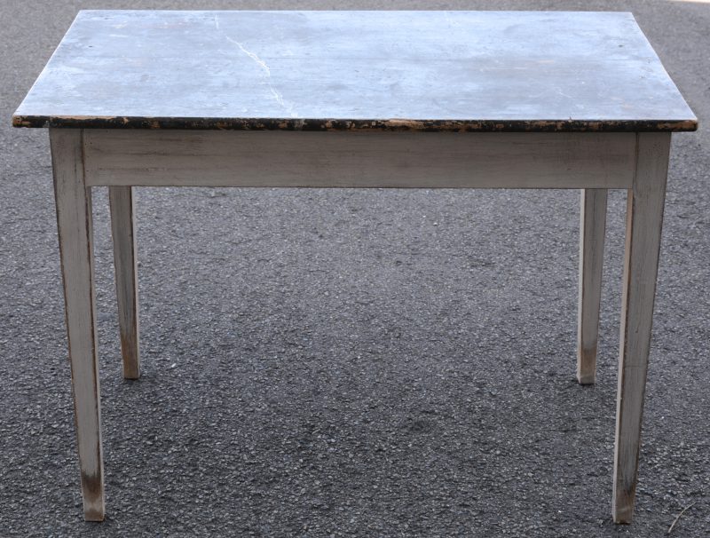 Een wit- en grijsgepatineerd rechthoekig tafeltje.