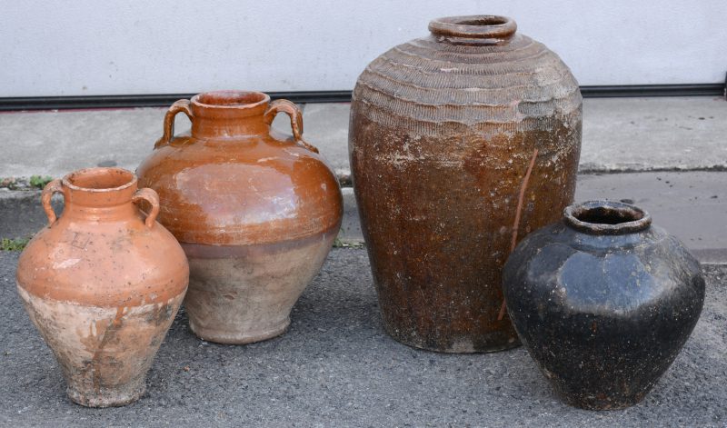 Vier diverse antieke potten van steengoed.