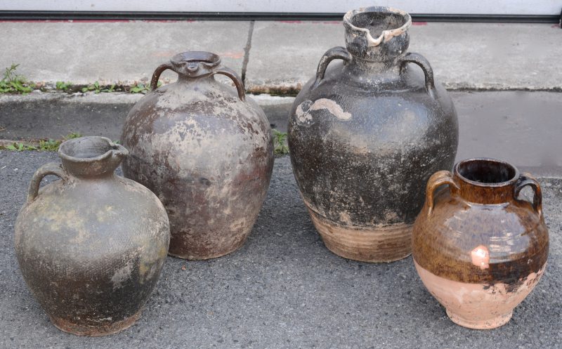 Vier diverse antieke potten van steengoed.