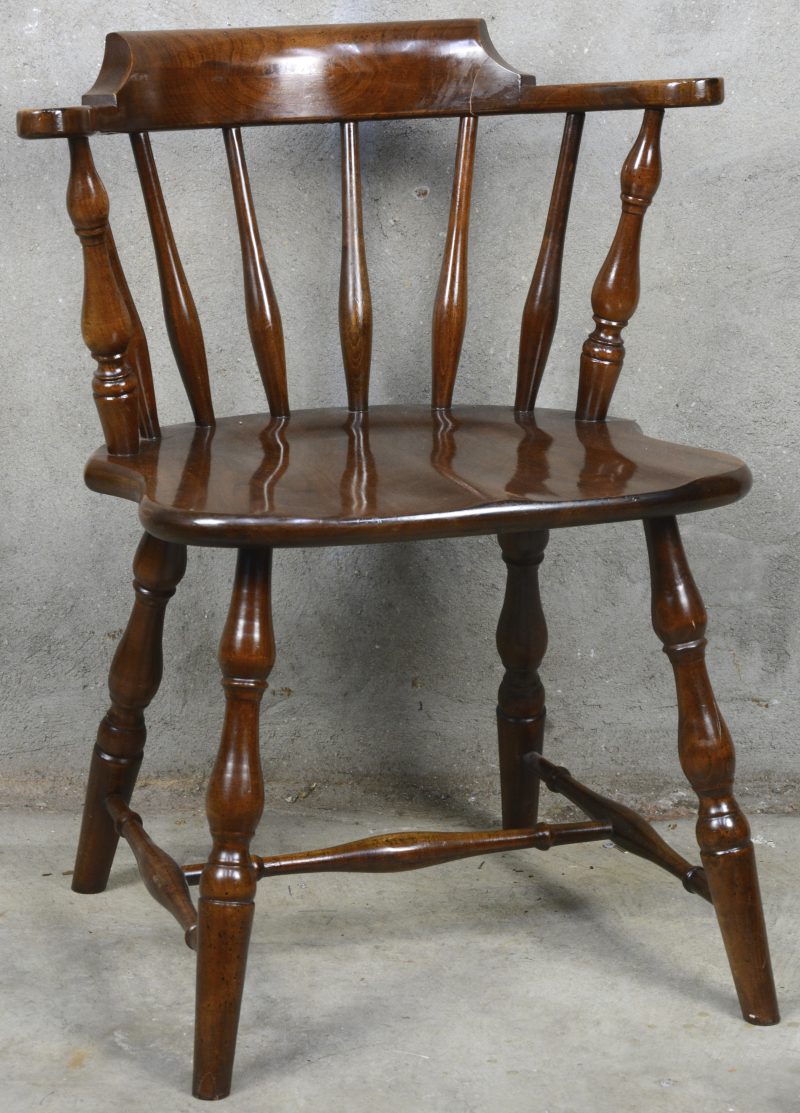 Een stoel met ronde rug en gedraaide spijlen en poten. (barst in de rug, maar niet structureel)