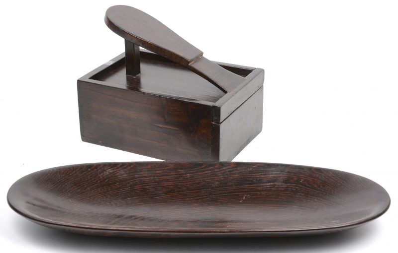 Een houten schoenpoetsbakje en een lange schaal.