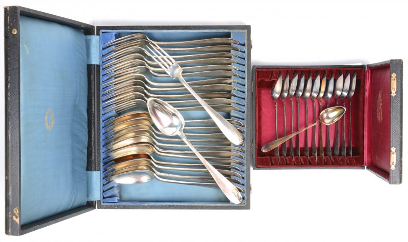 Twee etuis, waarin twaalf zilveren dessertlepels, twaalf lepels en twaalf vorken.