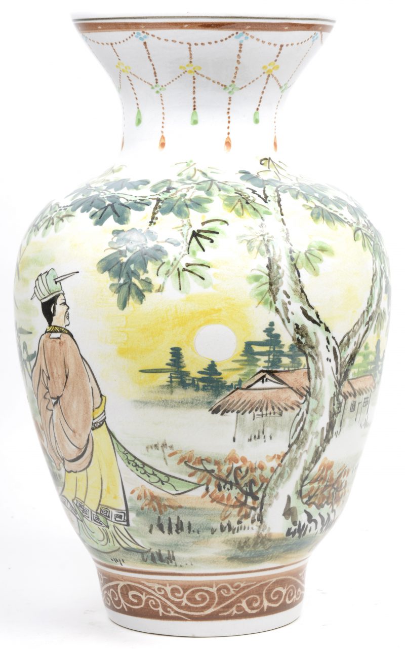 Een balustervaas van Japans aardewerk met een meerkleurig decor van een man in een landschap. Gesigneerd door de kunstenaar.