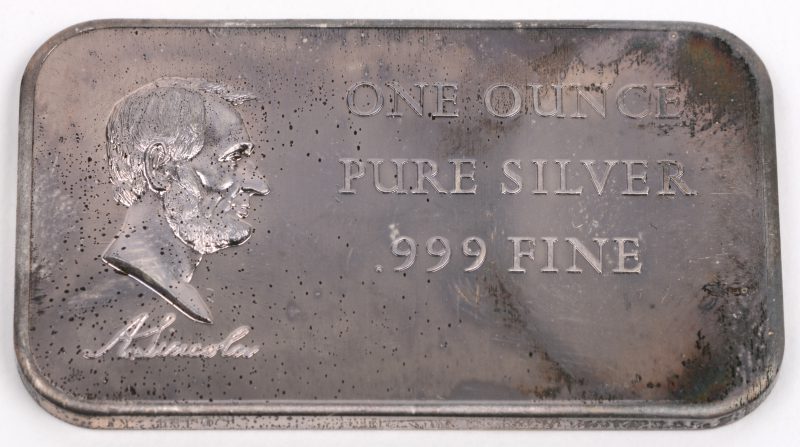 Een zilveren one ounce met de afbeelding van A. Lincol. 999 fine.