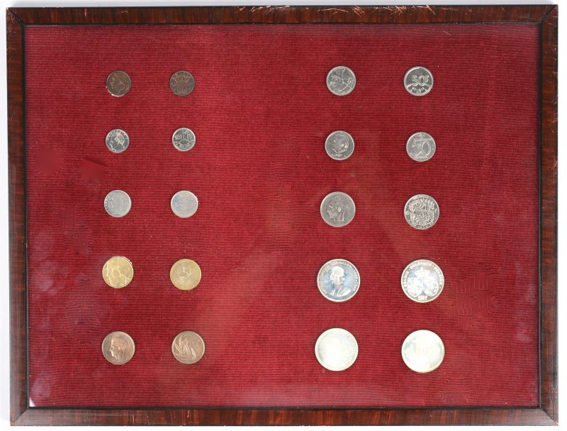 Een presenteerkader met twintig Belgische geldstukken van 50 centimes tot 250 Frank.