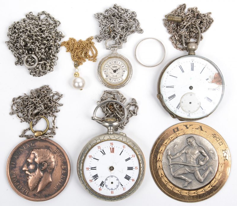 Twee verschillende zakhorloges te herstellen, een kleine dameszakhorloge, twee horlogekettingen, een fantasiehanger en twee penningen.
