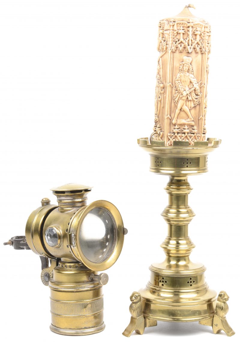 Een antieke messingen koetslamp (Vitaphare) en een kandelaar in renaissancestijl.