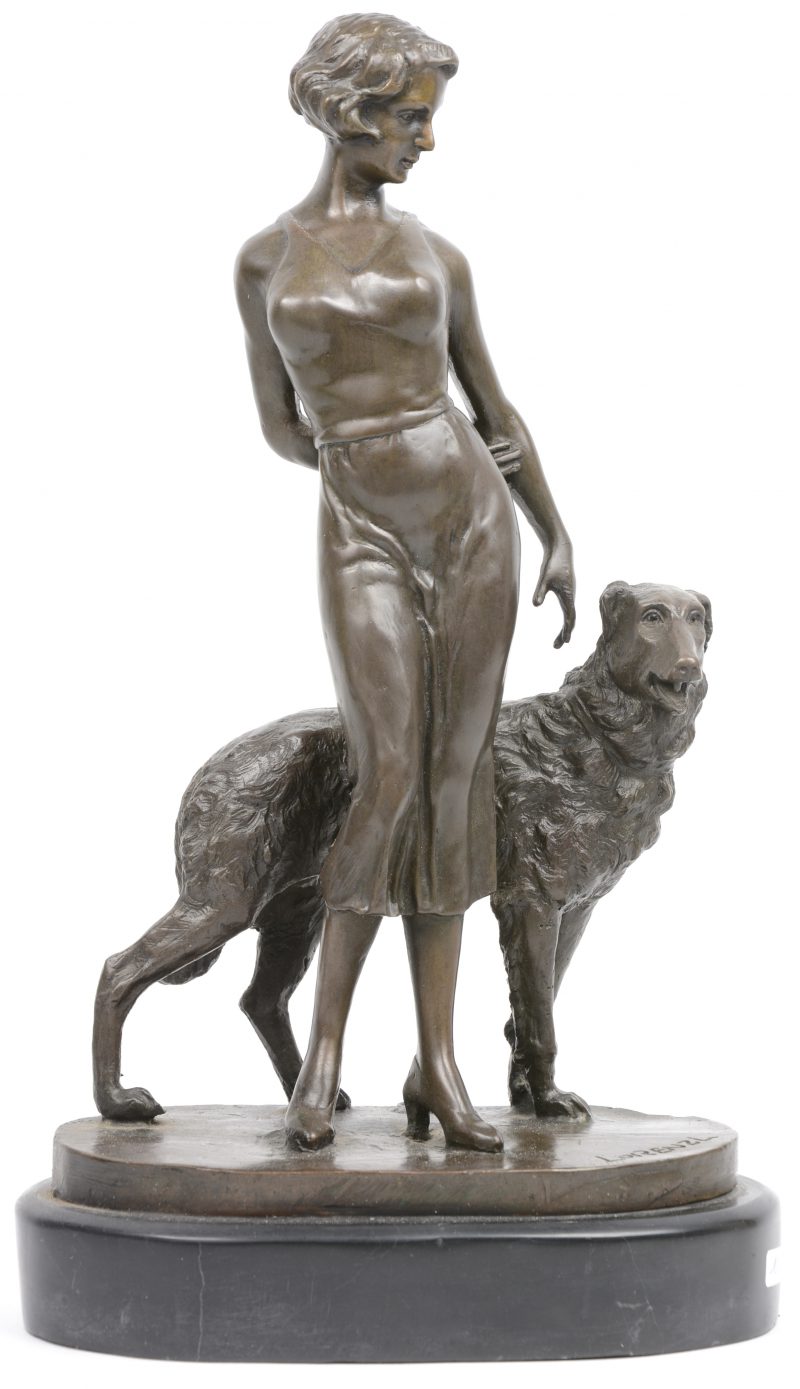 “Dame met hond”. Een bronzen groep op zwart marmeren sokkel. Gesigneerd.