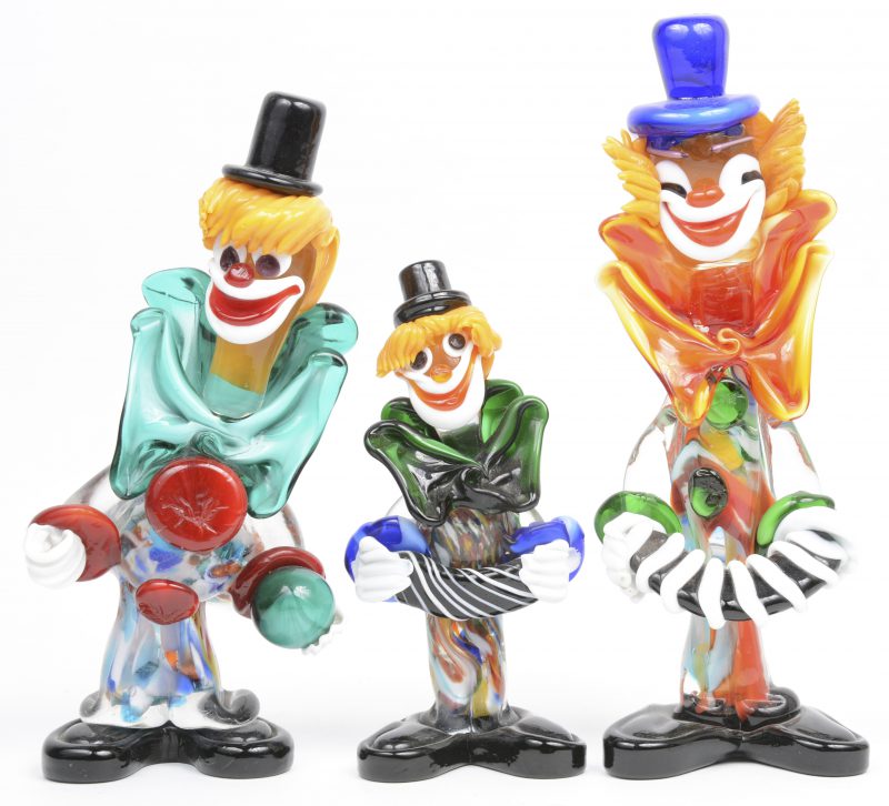 Drie verschillende clowns van meerkleurig Muranoglas.