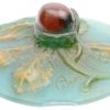 Een meerkleurig glazen bonbonnière met een reliëfdecor van kastanjebladeren. Gemerkt in het deksel ‘A.N.V.’. (schade aan het deksel).