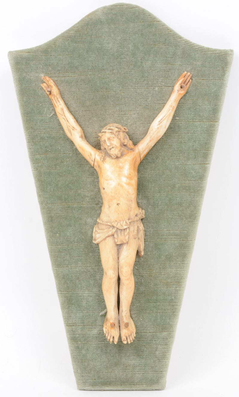 Een gesculpteerd ivoren Christus. XIXe eeuw.