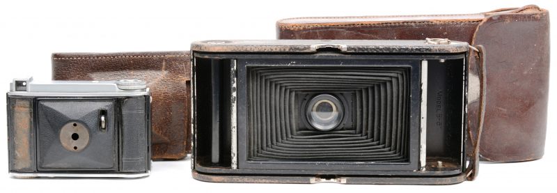 Twee oude fototoestellen in lederen etui.