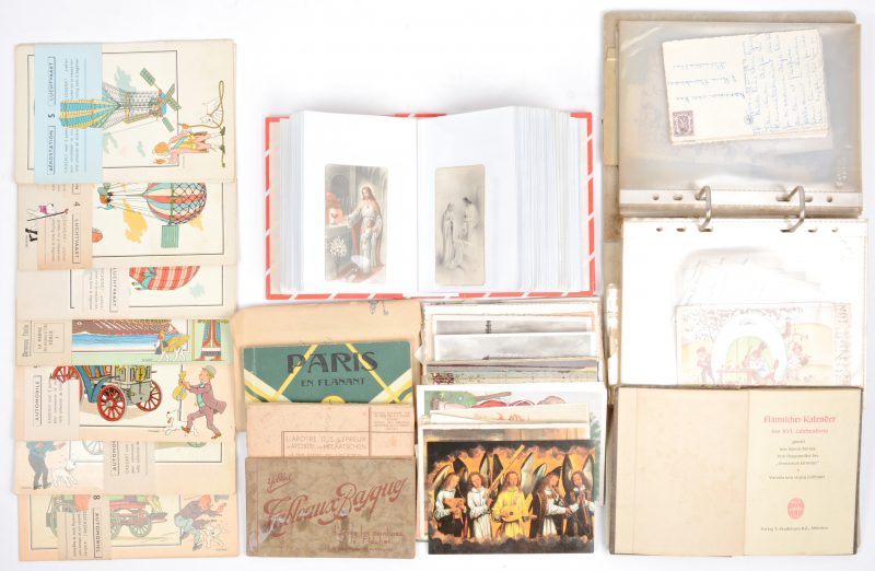 Een lot oude prentkaarten, diverse prentjes, een facsimile Flämischer Kalender, 48 chromo’s “Zien en Weten door Hergé”, in 8 wikkeltjes (zonder punt) enz.