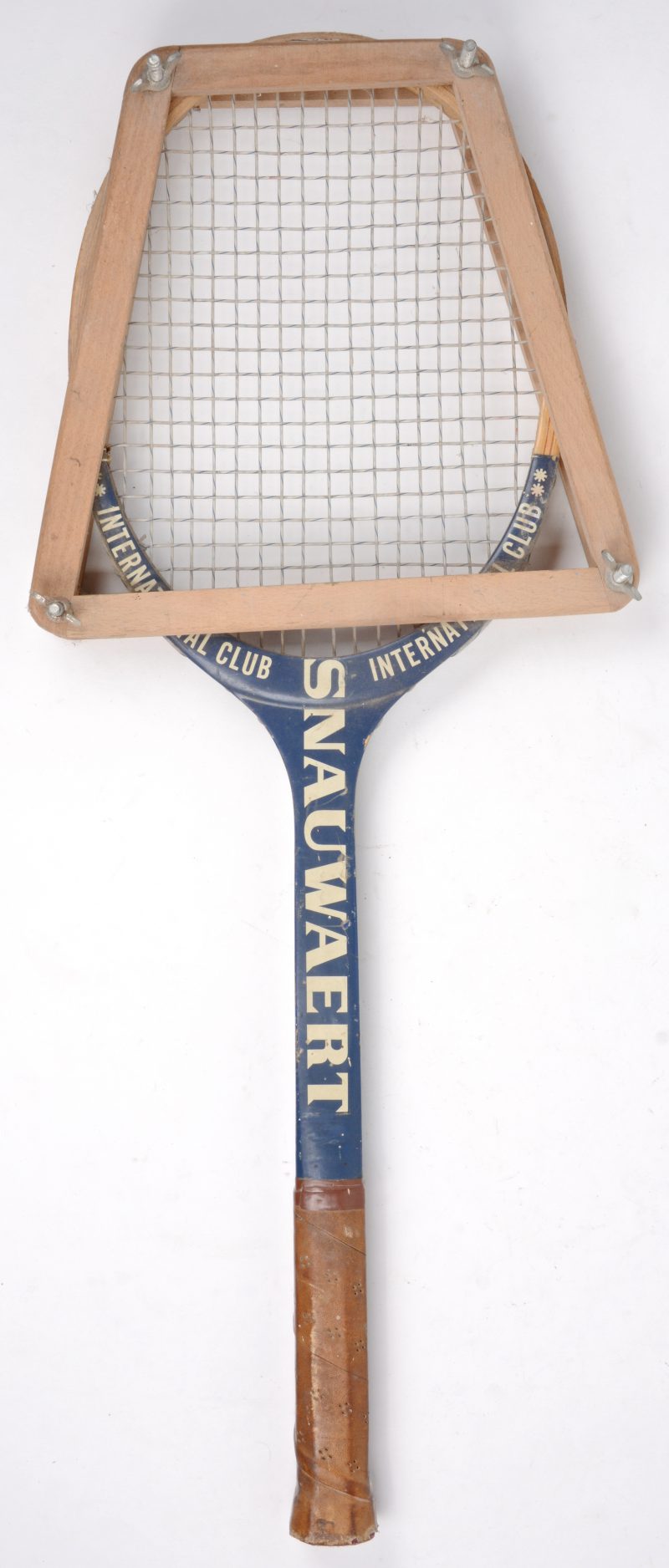 “International Club”. Een oude tennisracket.