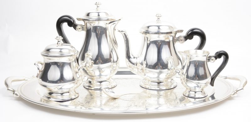 Een verzilverd metalen koffie- en theestel, bestaande uit een koffiepot, theepot, roomkannetje en suikerpot met -lepel.