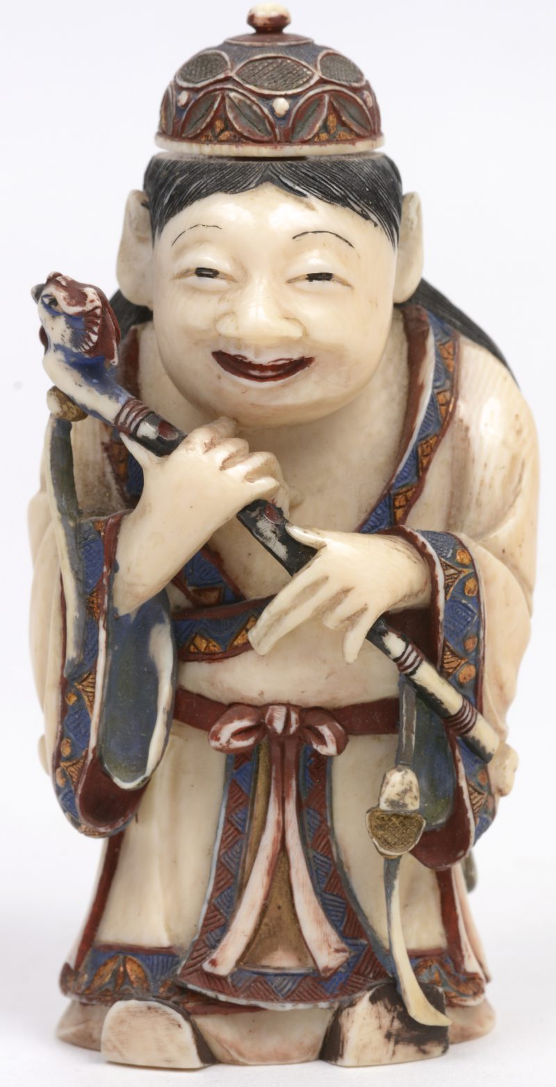 Een fijn gesculpteerde en gepolychromeerde ivoren snuffbottle in de vorm van een personage. Gesigneerd. Tibet, XIXe eeuw. Met certificaat.