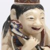 Een fijn gesculpteerde en gepolychromeerde ivoren snuffbottle in de vorm van een personage. Gesigneerd. Tibet, XIXe eeuw. Met certificaat.