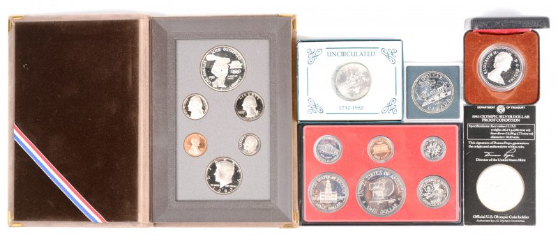 Diverse munten in etuis: V.S. : proof set (6 st), 1976; set Olympics 1983 (6 st); 250 jaar George Washington (AG 900/1000); 1$ Olympics (AG 900/1000) 1983. Canada:  1$ 1981 (2 st).