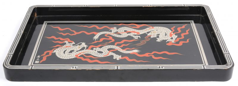 Een gelakt Japans dienblad met draken in het decor. Omstreeks 1930.