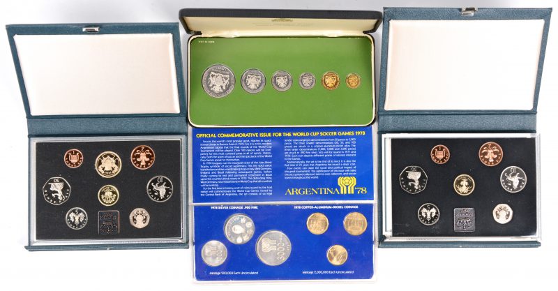 Diverse munten in etuis: V.K.: set proof coins 1985 (7 st) en 1986 (8 st); 300 jaar Manx Coinage (2 st). Guyana: set proof coins 1979 (6 st). Argentina: Wereldkampioenschap 1978 (6 st). Spanje: 2000 ptas (AG 925/1000), Zwitserland: 5 fr 1974. 10 Hfl, 10 LUF, 100 FF, 50 Hfl 1984 en 1980 (AG 925/1000).