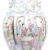 Een balustervaas van Chinees porseleinmet een meerkleurig decor van personages. Onderaan gemerkt.