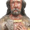 Een antiek gepolychromeerd houten Christisbeeld. Een hand manco.