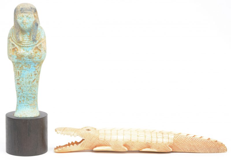 Een dodenbeeldje van de godin Oesjabti en een gesculpteerd ivoren krokodil.