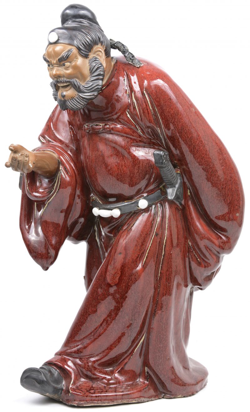 Een Chinees personage van meerkleurig aardewerk met sang-deboeufglazuur. Binnenin gemerkt.
