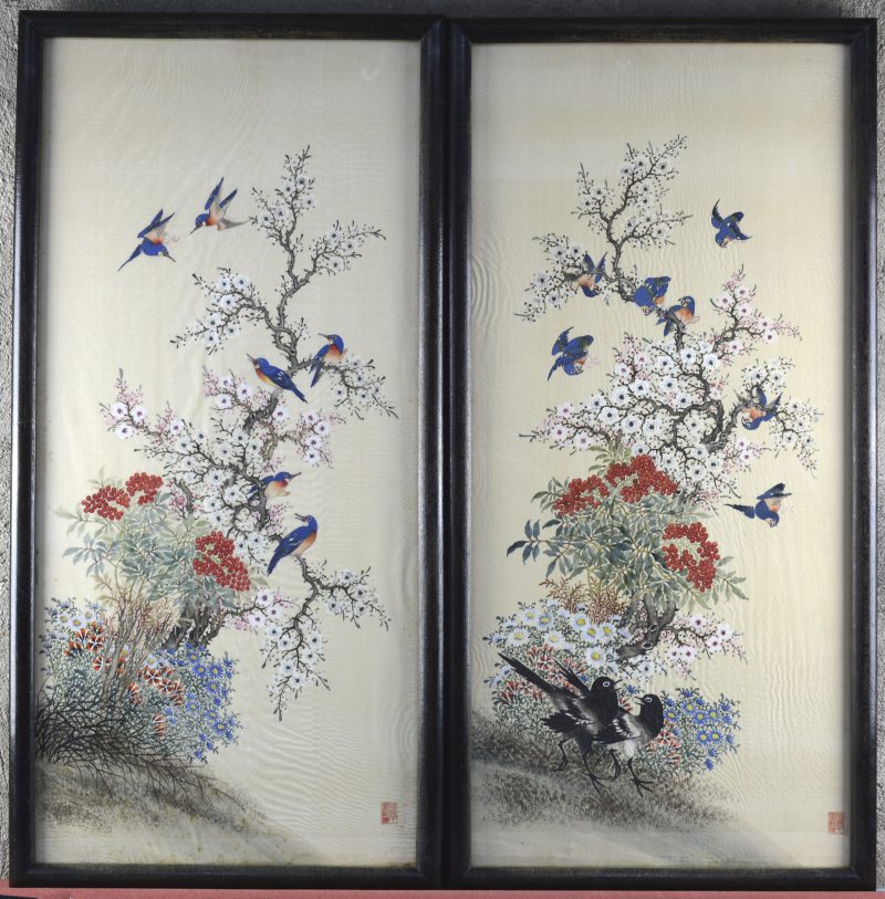 “Vogels bij een bloeiende boom”. Een paar Chinese Gouaches op zijde. Gemerkt.