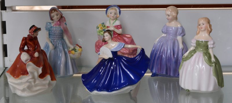 Een lot van zes polychroom porseleinen beeldjes van dames in jurk. Onderaan gemerkt.