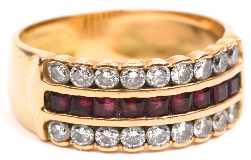 Een 18 karaats geel gouden ring bezet met briljanten met een gezamenlijk gewicht van +/- 0,54 ct. en gekalibreerde robijnen met een gezamenlijk gewicht van +/- 0,45 ct.