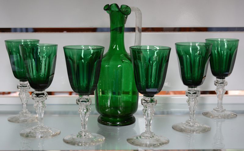 Likeurstelletje van zes groene glazen en een karaf.
