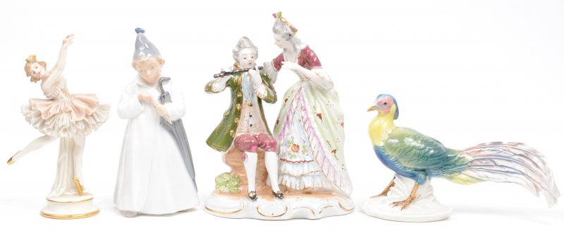 Een lot porseleinen figuurtjes, bestaande uit een musicerend koppel, een ballerina (kleine beschadiging aan het kant) en een fazant van Beiers porselein en een jongen met paraplu van Kopenhaags porselein.