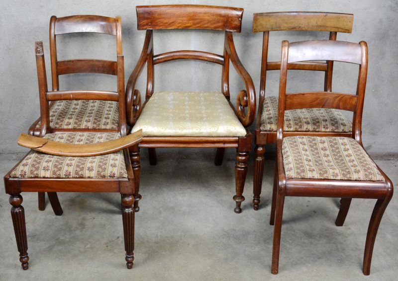 Vier Engelse mahoniehouten stoelen en een bijpassende armstoel. Eén rug te restaureren.