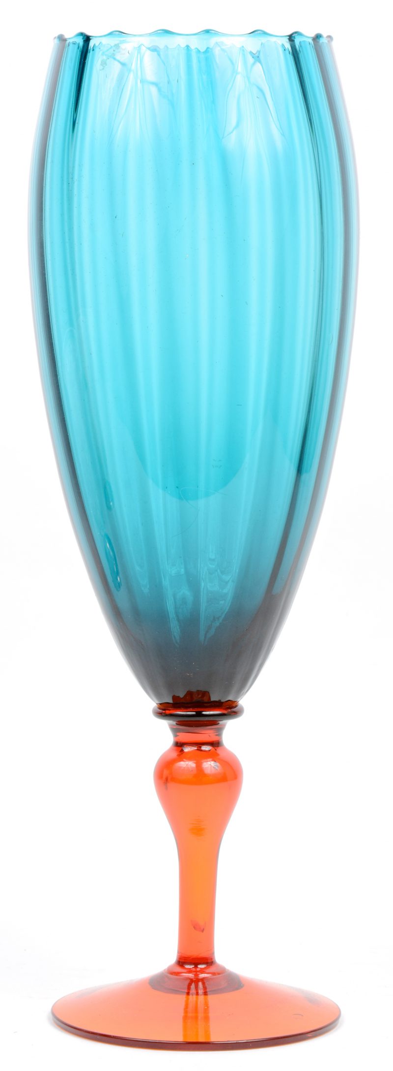 Tweekleurige glazen vaas met voetstuk.