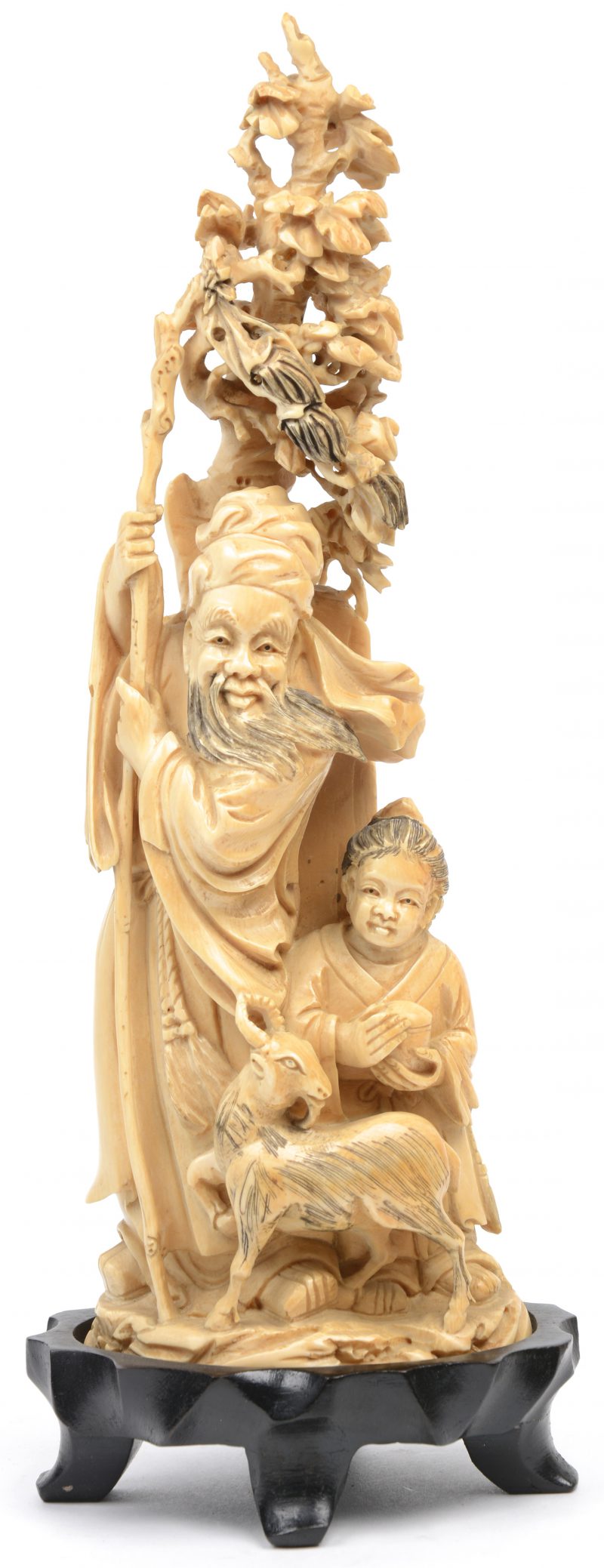 Een voorstelling van een wijze met kind en bok van fijn gesculpteer Chinees ivoor. Begin XXe eeuw. Op houten sokkel.