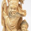 Een voorstelling van een wijze met kind en bok van fijn gesculpteer Chinees ivoor. Begin XXe eeuw. Op houten sokkel.