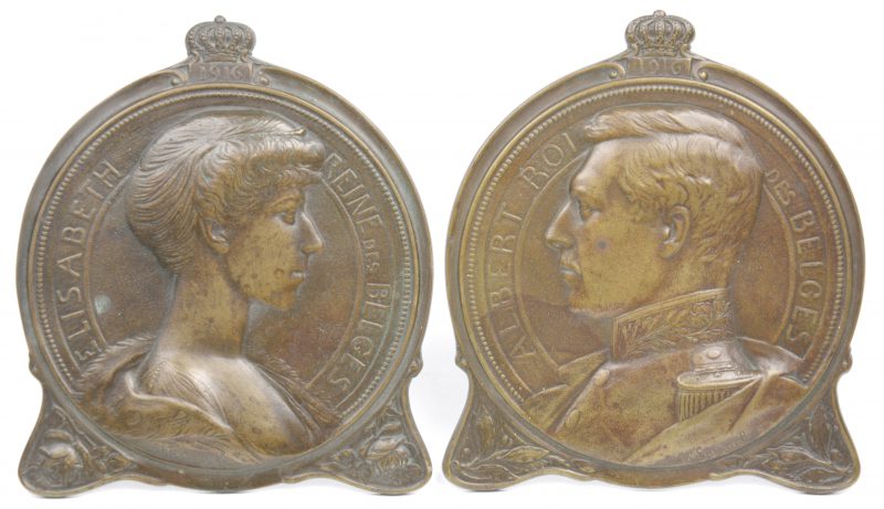 Een paar bronzen plaquettes met profielen van Albert I en Elisabeth. Gesigneerd. 1916.
