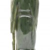 Een siervaasje en een wijze van gesculpteerd jade. Op houten sokkel.