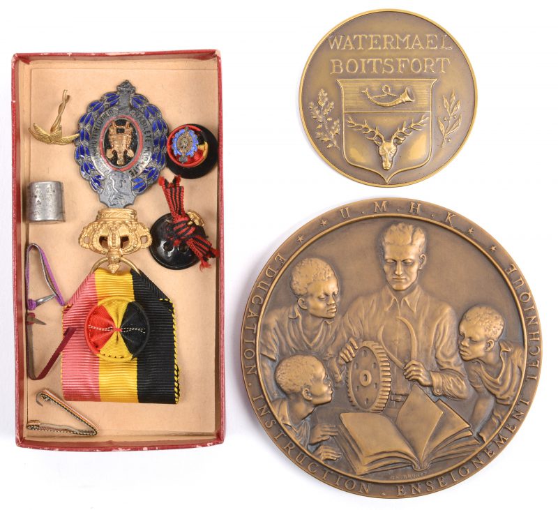 Een herdenkingsmedaille n.a.v. 50 jaar ‘Union Minière Haut-Katanga’, een munt n.a.v. een 50jarige jubleum te Watermaal-Bosvoorde en een Belgisch ereteken.
