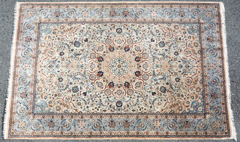 Een handgeknoopt Perzisch karpet van katoen en zijde.