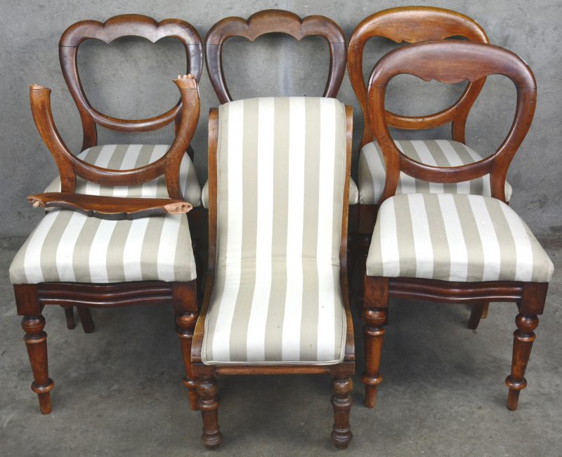 Een lot van zes mahoniehouten stoelen in twee modellen (Eén rug beschadigd). We voegen er een bijzetstoeltje met dezelfde bekleding aan toe.