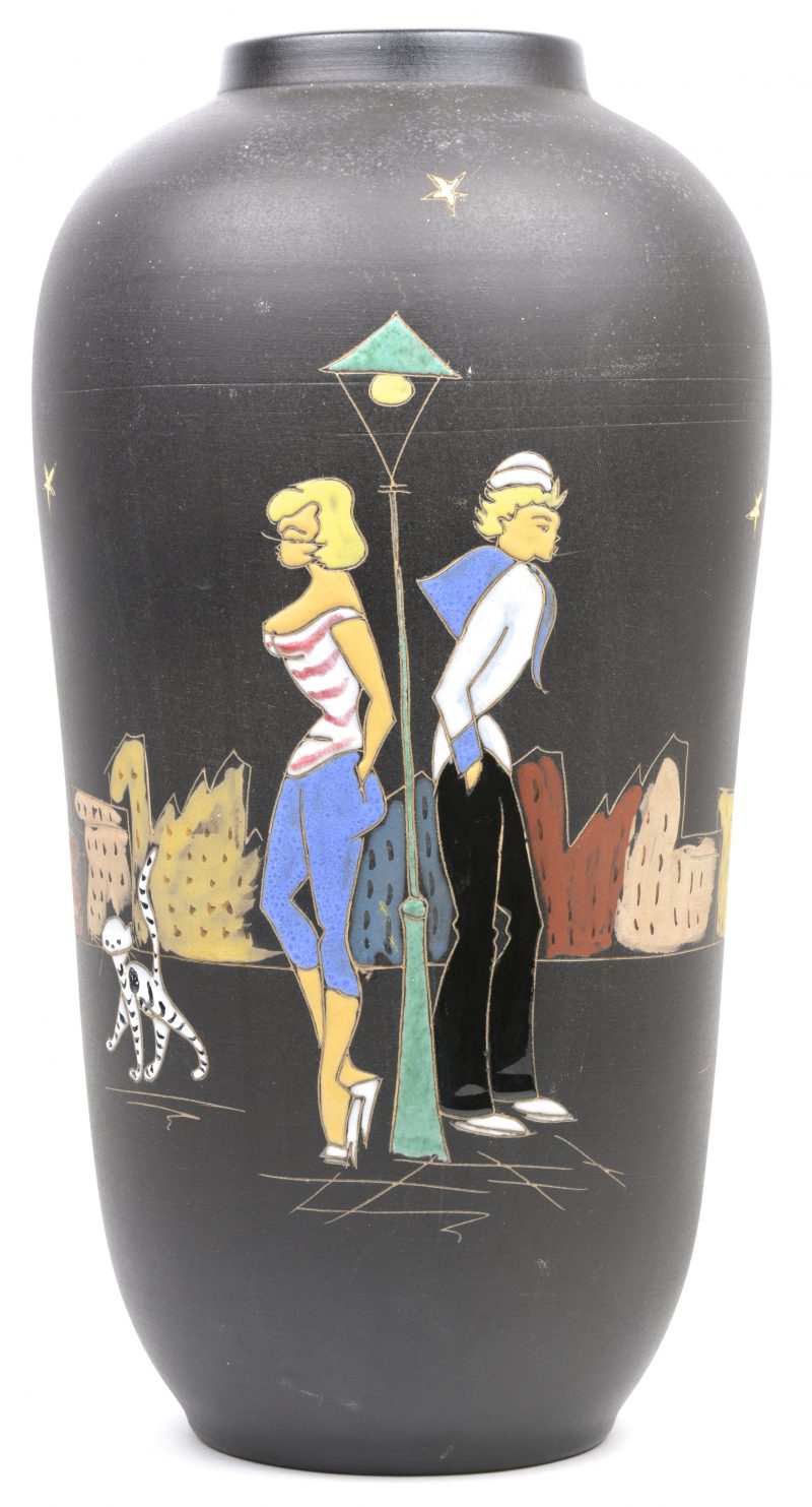 Een aardewerken vaas met een meerkleurig geglazuurd decor van personages in een straatzicht. Onderaan gemerkt.