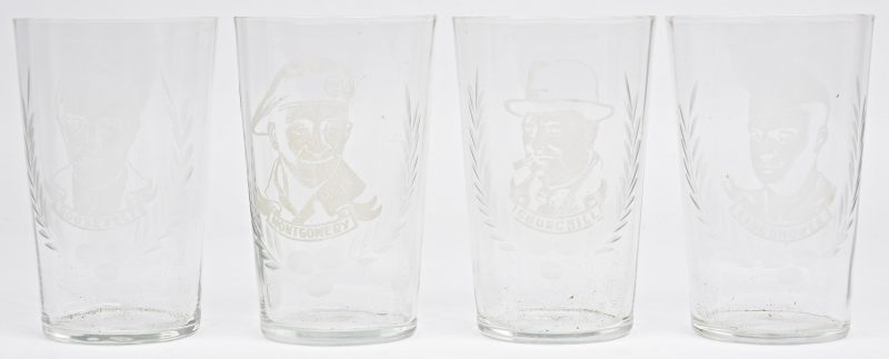 Vier glazen met geslepen voorstelling van Eisenhower, roosevelt, Churchill & Montgomery.