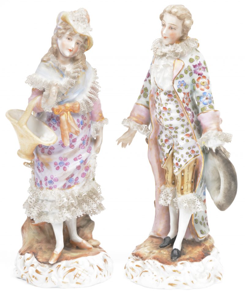 “Man met hoed” & “Vrouw met mand”. Een paar beeldjes van meerkleurig Saksisch porselein. Onderaan gemerkt.