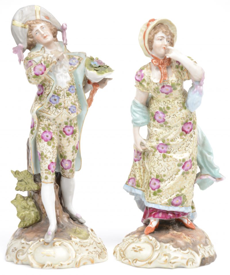 “Man met bloementuil” & “Vrouw met vinger aan de mond”. Een paar beeldjes van meerkleurig Saksisch porselein.
