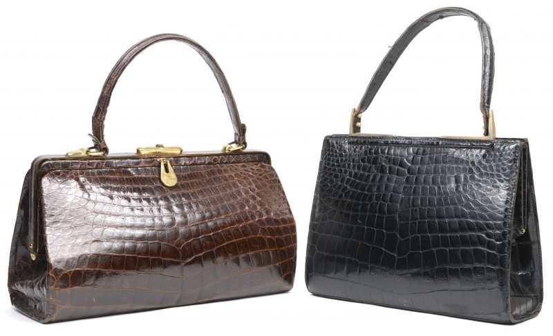 Twee vintage handtassen van resp. bruin en zwart krokodillenleder.