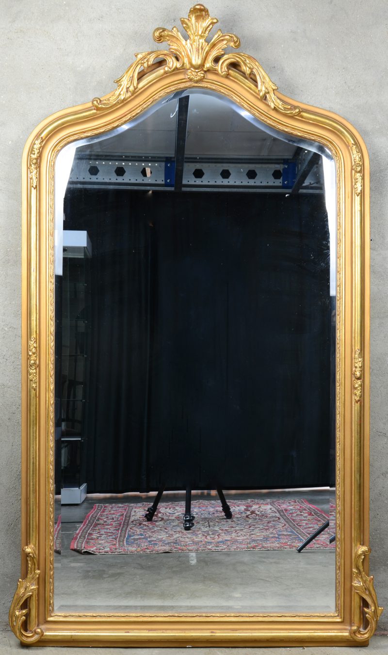 Een verguld houten schouwspiegel met een acanthusblad in de kuif.